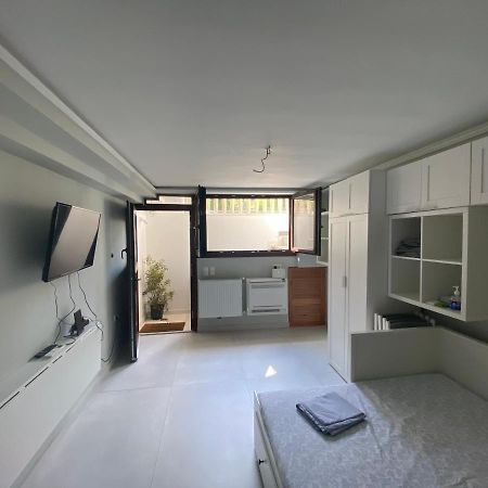 Minimalist Studio Behind Hilton Hotel Athene Buitenkant foto